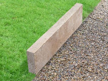 Obrubník na trávník travertin Noce s trávníkem a štěrkem