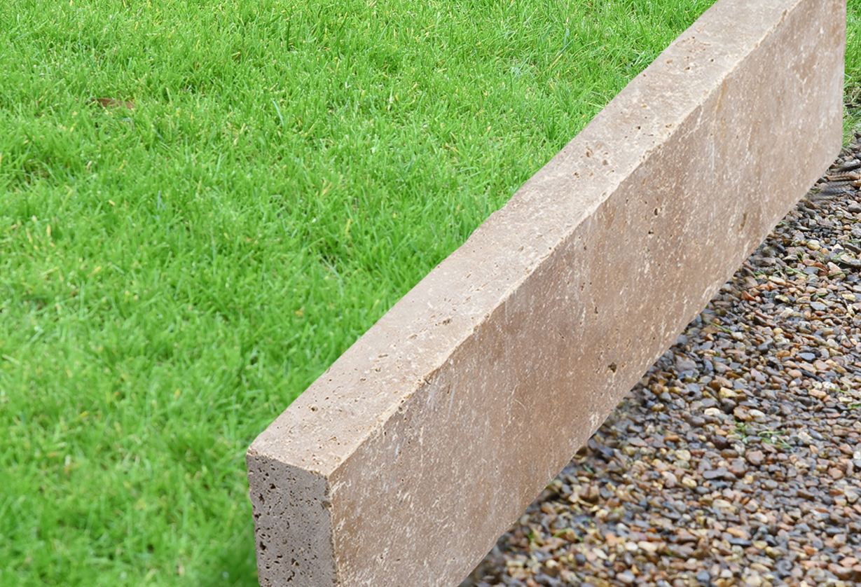 Obrubník na trávník travertinová Noce s trávníkem a štěrkem_cutout_banner