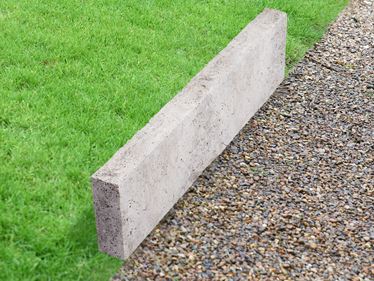 Obrubník na trávník Travertin Silver s trávou a štěrkem