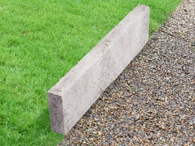 Obrubník na trávník Travertin Silver s trávou a štěrkem