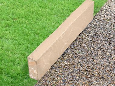 Obrubník na trávník Sandstone Yellow Mint s trávou a štěrkem