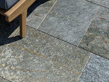 Terasová deska gneis Luserna Šikmý pohled