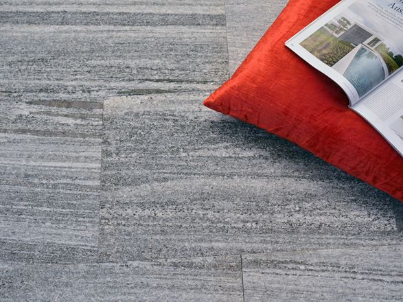 Gneissové desky Urban Grey Line s oranžovým polštářem a zásobníkem