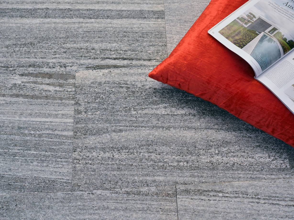 Gneissové desky Urban Grey Line s oranžovým polštářem a zásobníkem