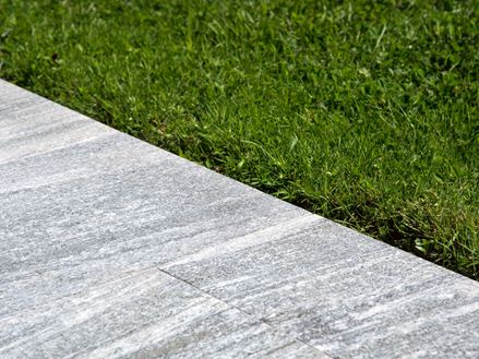 Žulové desky Urban Grey Line vedle trávníku