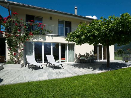 Terasa s šedými žulovými deskami Urban Grey Line