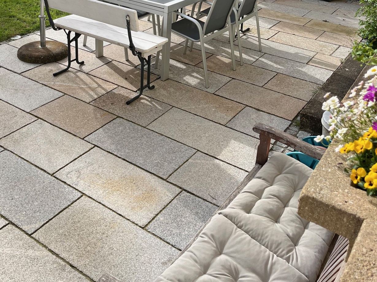 Výrazný styl a rustikální efekt. Fotografie zákazníka Granite_patio_slab_Girona_Antique_Bank