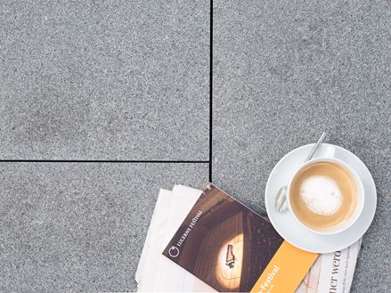 Šálek na kávu na žulovém podstavci Mundo Grey