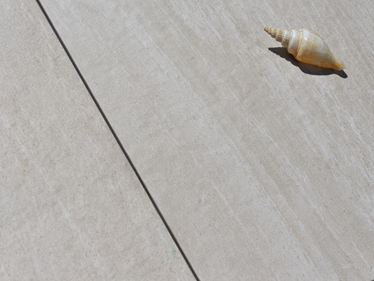 Mountain Beige šikmý záběr zblízka s mušlovou výzdobou