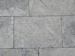 Detailní záběr na Blaustein Azur vápencové desky v jemných šedých tónech