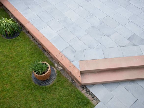 Vápencová terasa s trávou a rostlinami