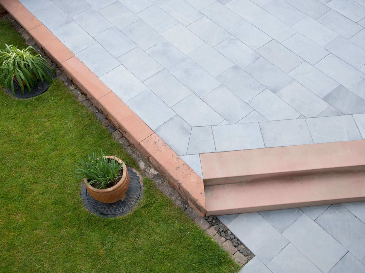 Vápencová terasa s trávou a rostlinami