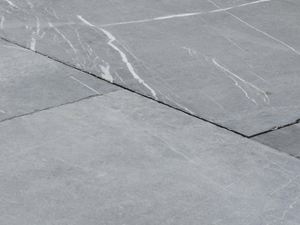 Detailní záběr na desky Blaustein Azur, ve světle šedém odstínu přírodního kamene jsou patrné bílé žilky.