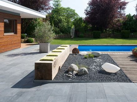 Terasa se štěrkovým ložem a deskami z modrého kamene Azur