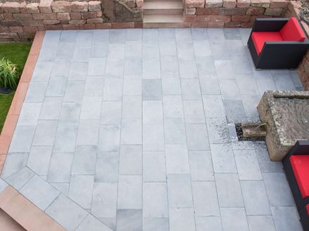 Terasa z modrého kamene s moderním nábytkem shora