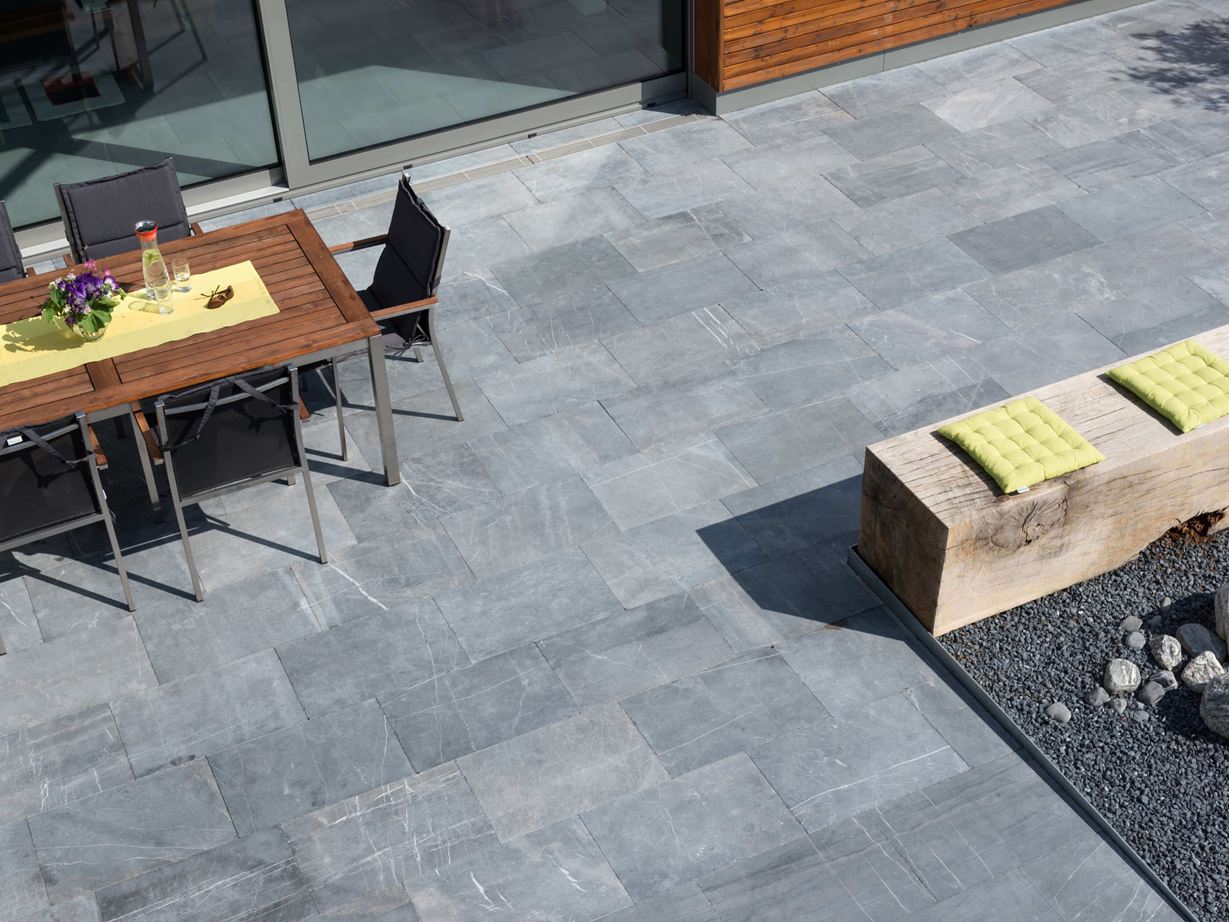 Jedinečný přírodní produkt: modrokamenné desky Pohled na terasu Blaustein Azur z ptačí perspektivy