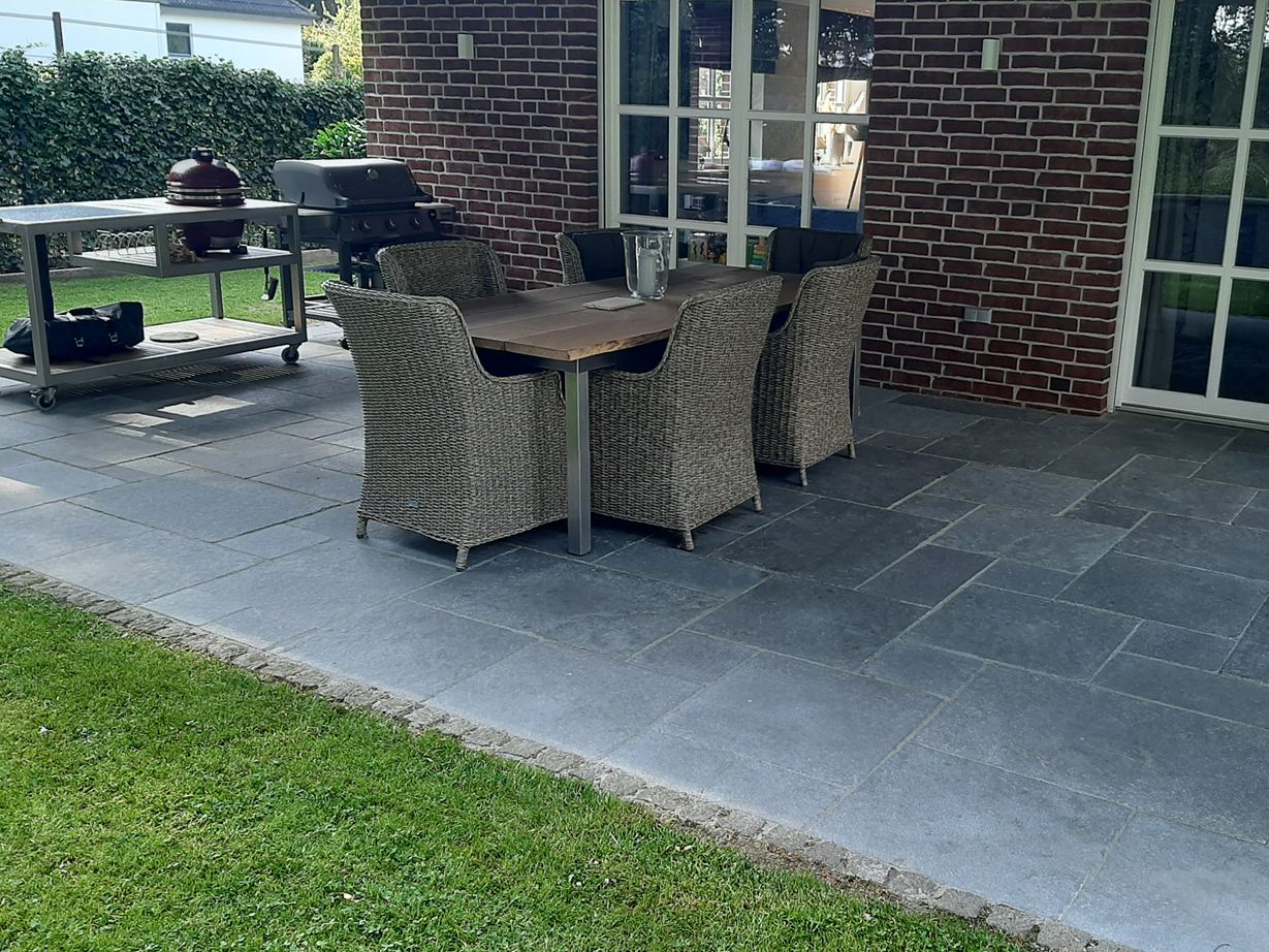 Šedomodré vápencové desky působí ušlechtile. Fotografie zákazníka Vápenné_patio_desky_Java_Modrá_střecha_terasa