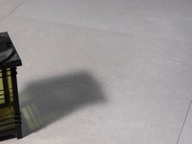 Dlažba s efektem kamene Sevilla Pearl v jemně šedé barvě s lucernou