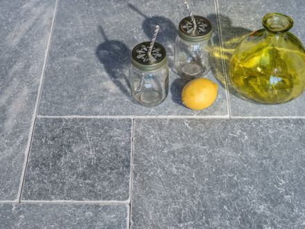 Láhev a sklenice na mramoru Afyon Grey