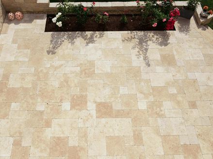 Terasa fotografovaná shora Travertin Medium Select