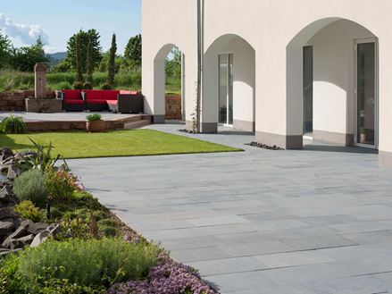 Prostorná terasa s modrokamennými deskami