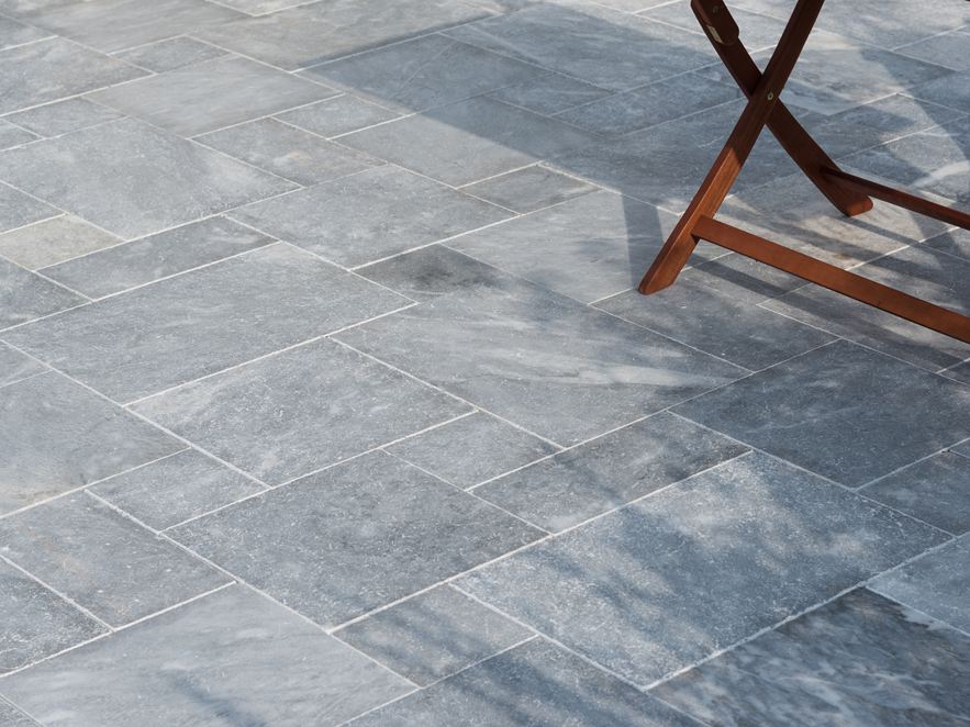 Dřevěná židle na šedých mramorových deskách