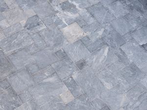 Pohled z ptačí perspektivy na Afyon Grey mramorové desky v římské vazbě