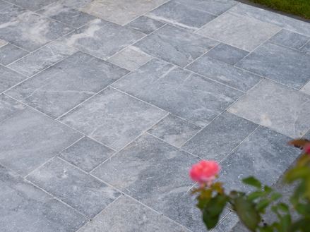 Růže na mramorové terase Afyon Grey