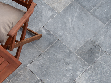 Terasa s mramorovými deskami Afyon Grey a dřevěným nábytkem shora