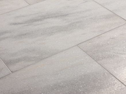 Mramorové dlaždice Calacatta ve světlých barvách Detailní záběr