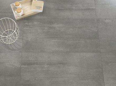 Tmavě šedé panely ve vzhledu betonu Concrete Smoke s vaničkou a kovovým košem