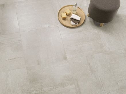 Betonové pracovní desky s kamenným vzhledem, stolička, podnos a mýdlo