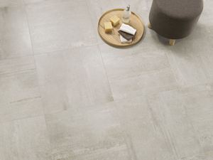 Betonové pracovní desky s kamenným vzhledem, stolička, podnos a mýdlo