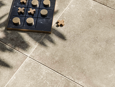 Pohled shora: Betonová terasová deska Roma s hrou a stínem