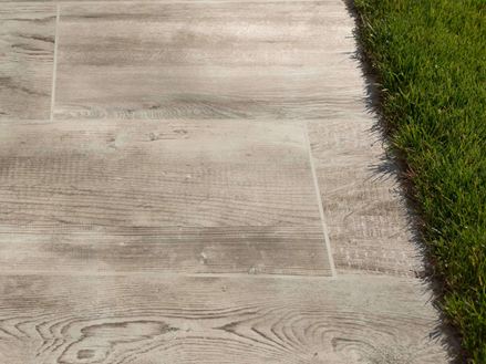 Efekt dřeva Urban Smoke s trávníkem