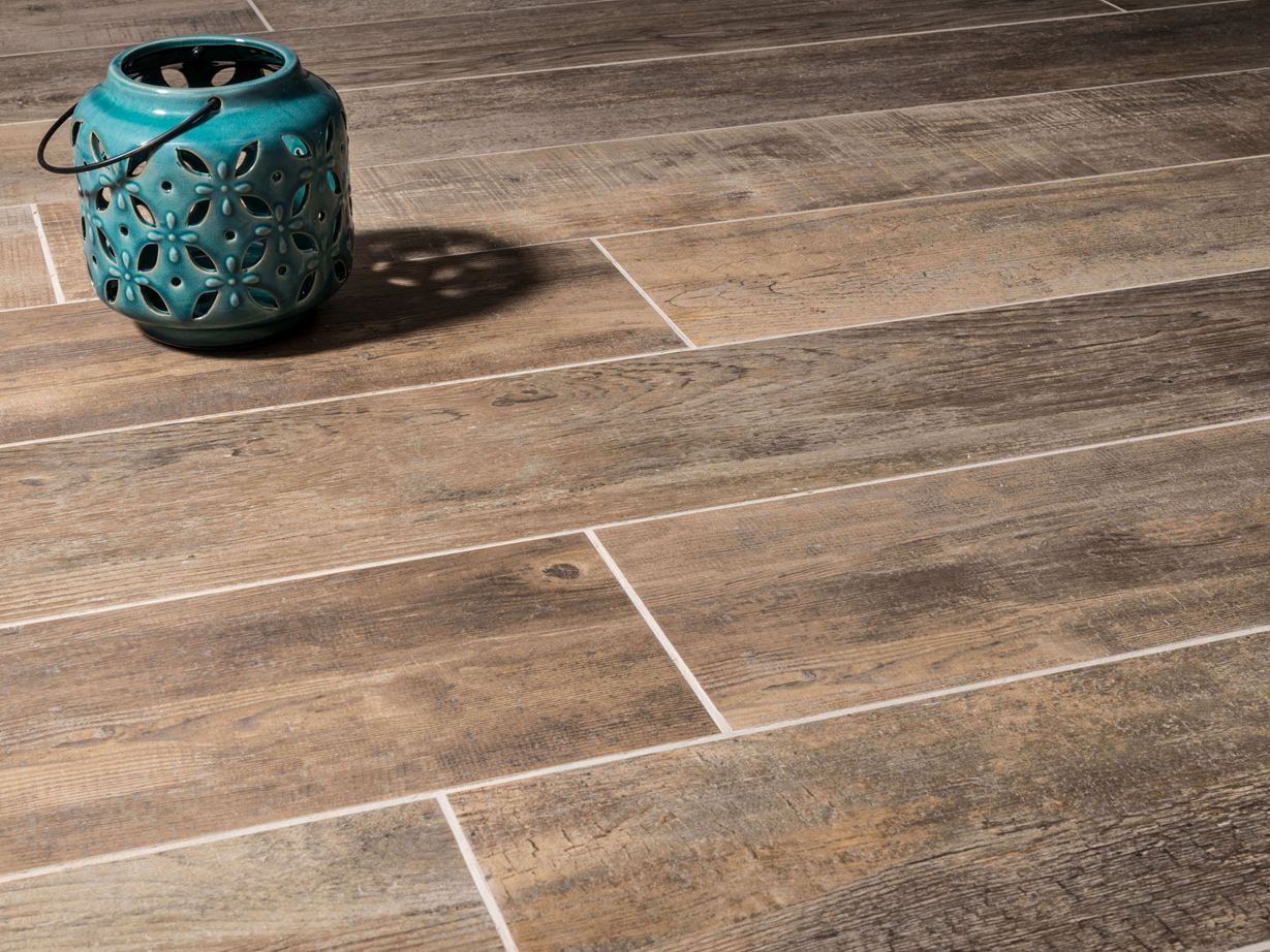 Panely s dřevěným efektem Indie Nova s lucernou