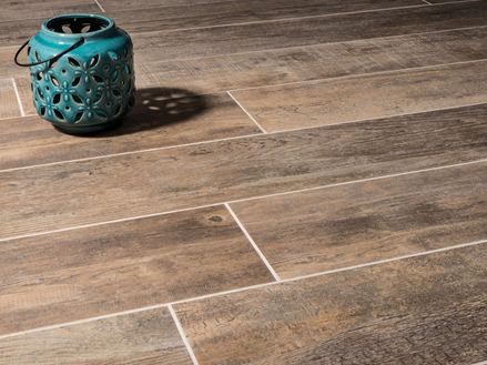 Panely s dřevěným efektem Indie Nova s lucernou