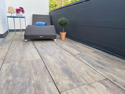 Balkon s lehátkem a terasovou dlažbou z kameniny s dřevěným efektem