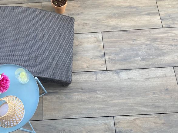 Porcelánová kameninová dlažba na terasu s efektem dřeva Canada Lodge s lehátkem a stolem