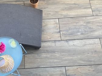 Porcelánová kameninová dlažba na terasu s efektem dřeva Canada Lodge s lehátkem a stolem