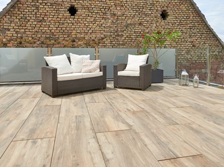 Střešní terasa s obývacím nábytkem a terasovými dlaždicemi s dřevěným efektem Canada Lodge