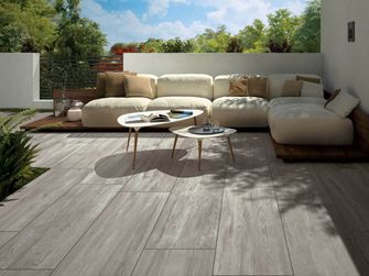 Moderní terasa s přilehlou zahradou Terasová dlažba s efektem dřeva