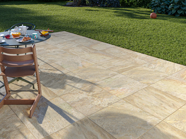 Pohled na terasu s křemencovými dlaždicemi Bern