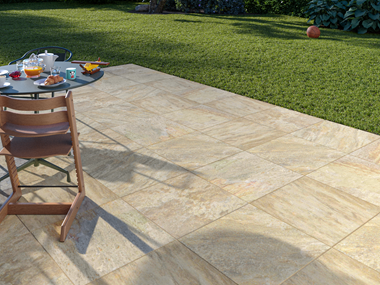 Pohled na terasu s křemencovými dlaždicemi Bern