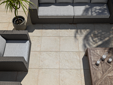 Pohled shora na terasu s deskou s křemičitým povrchem Classic Beige a venkovním nábytkem