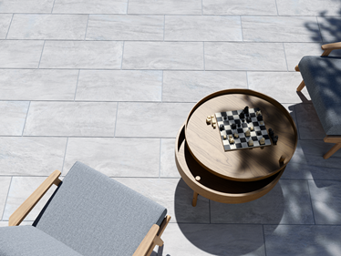 Pohled na terasu s deskami Monro Light quartzite look s venkovním nábytkem