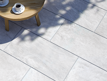 Pohled shora na desku Monro Light s konferenčním stolkem z křemene