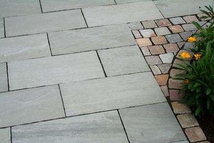 Šedý pískovec Kandla Grey s lemem na lůžku