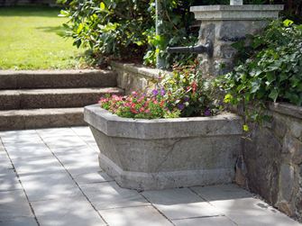 Pískovcová deska v šedé barvě Kandla Grey Fontána s květinami