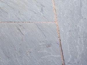 Šedá pískovcová deska Kandla Grey close-up